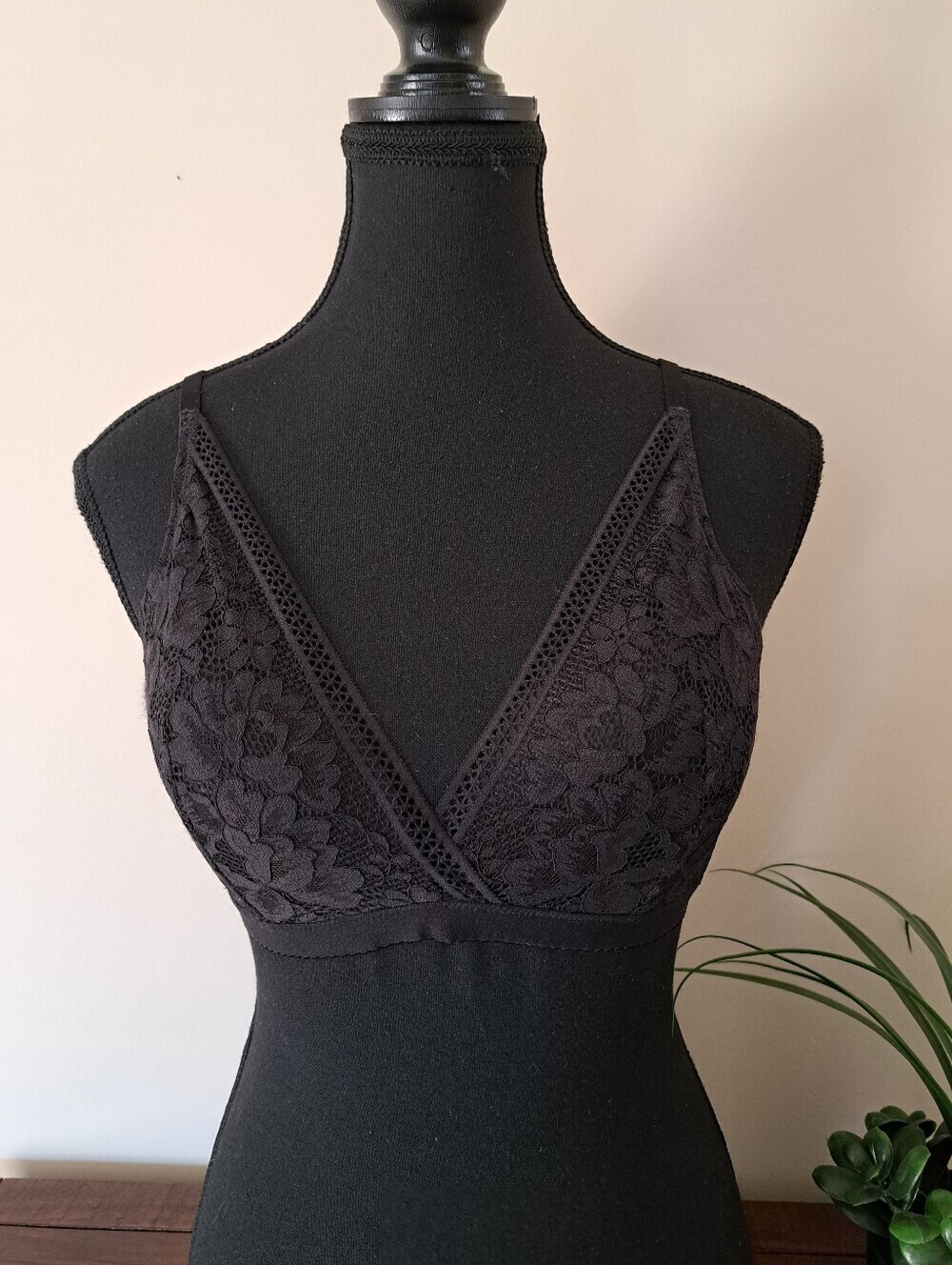 Knix Deep V Plunge Bra Black Lace Bra Size Medium Feminine Wireless Bralette
